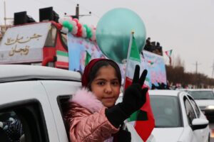تیترشم زنجانی ها در هوای سرد برفی زیر چتر جشن انقلاب