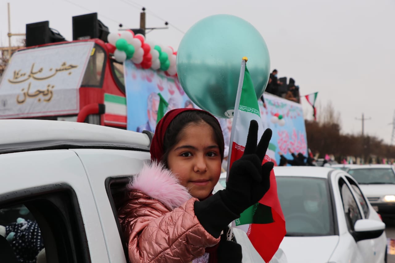 زنجانی ها در هوای سرد برفی زیر چتر جشن انقلاب